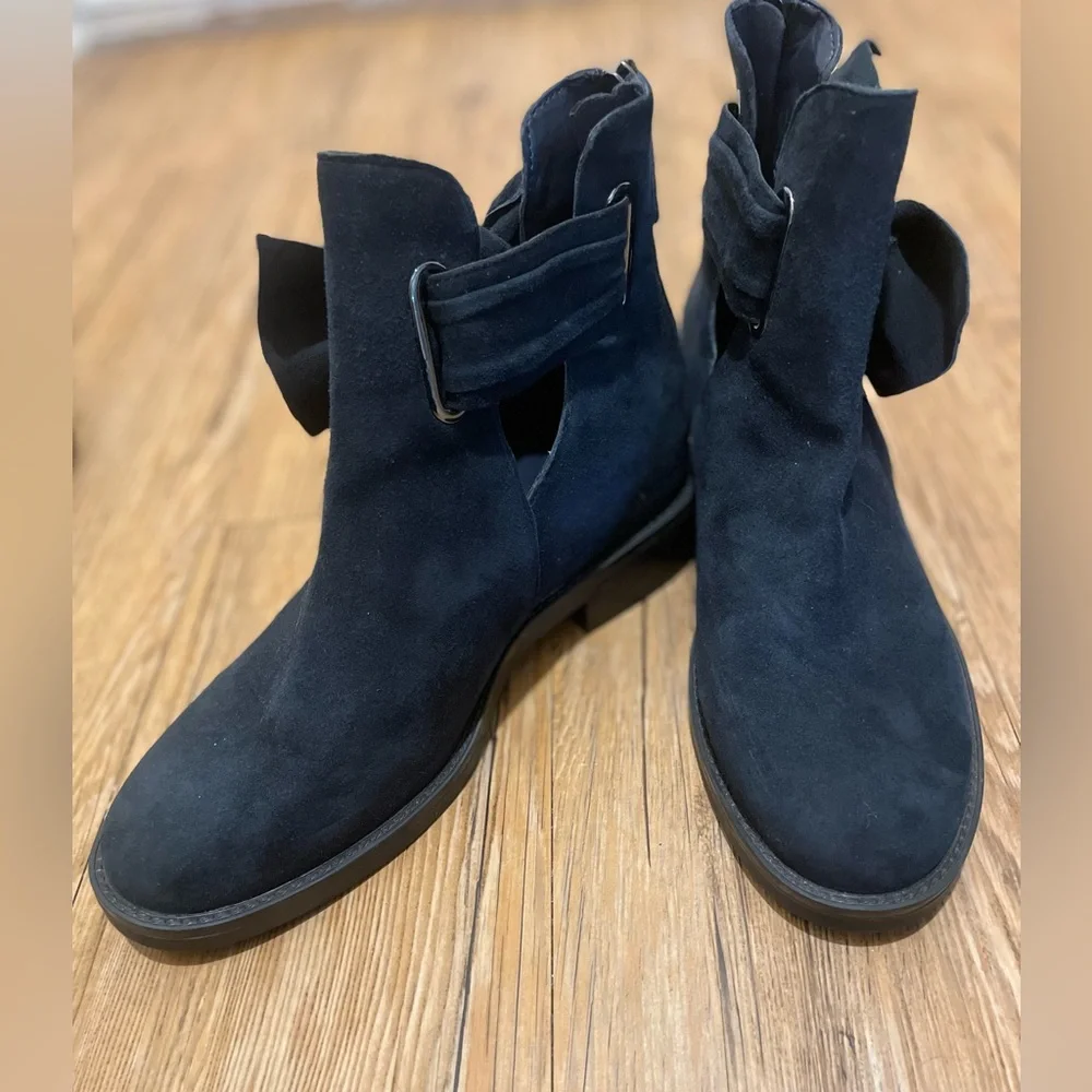NINE WEST Women's Tinasofa Suede Ankle Booties. Size 7. Excellent condition